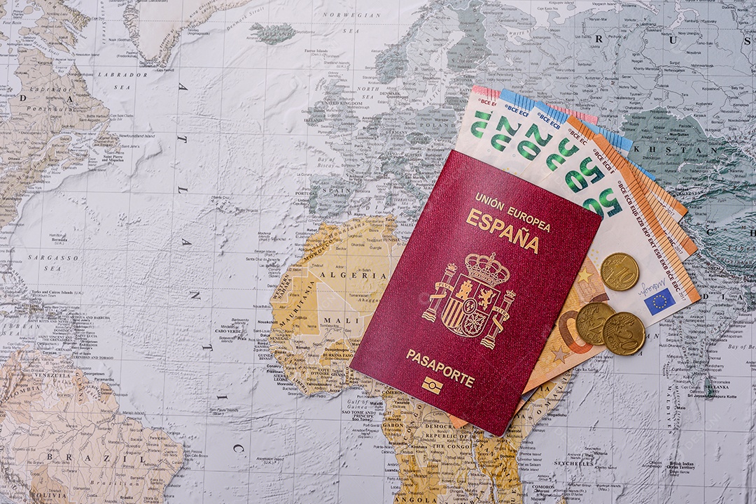 Fundo conceitual para viagens com passaporte, lupa, mapa mundial e dinheiro. Papel de parede para seu projeto