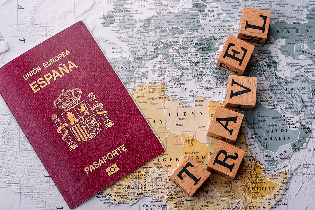 Passaporte lupa sobre uma mesa mapa