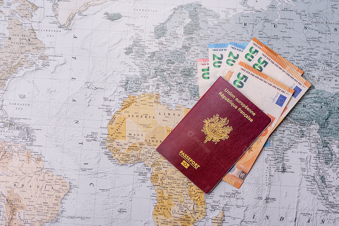 Passaporte lupa sobre uma mesa mapa