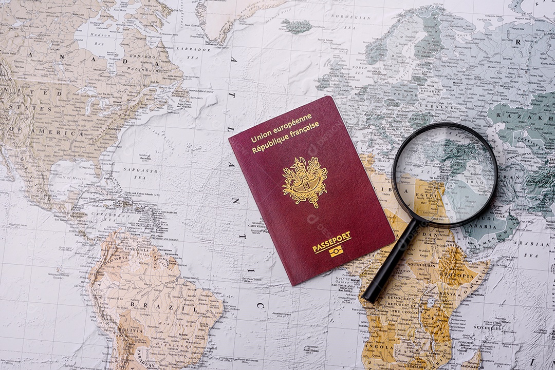 Passaporte lupa sobre uma mesa mapa