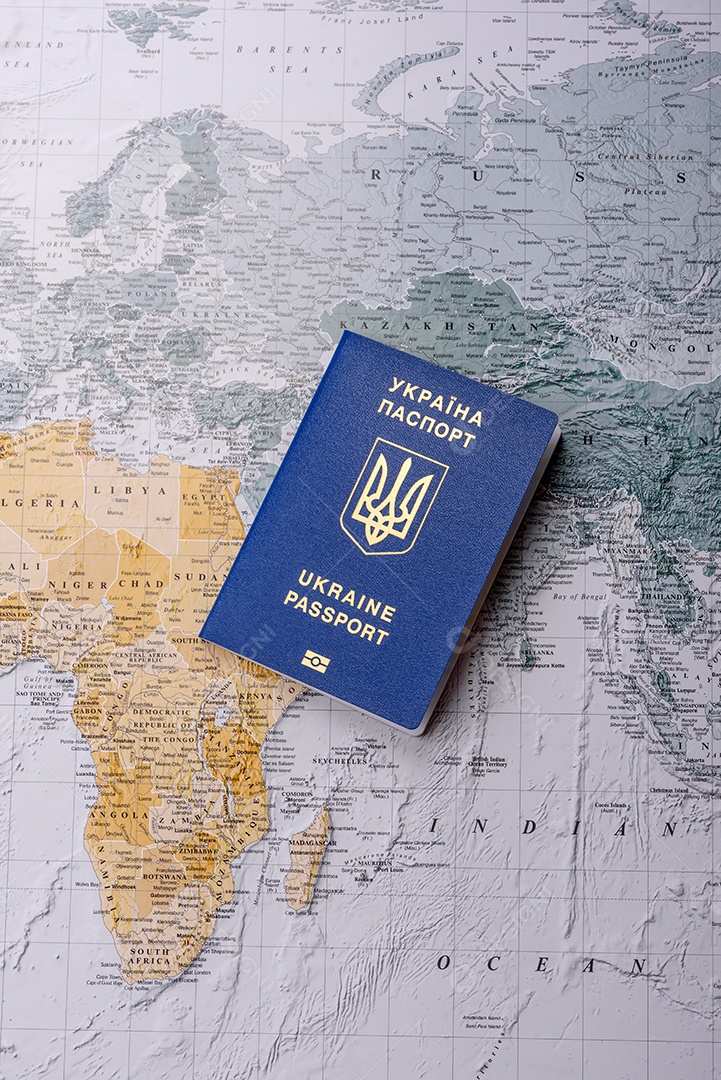 Fundo conceitual para viagens com passaporte, lupa, mapa mundial e dinheiro. Papel de parede para seu projeto