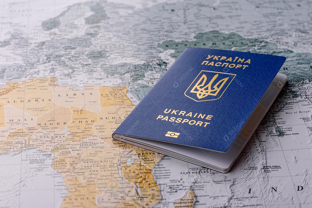 Fundo conceitual para viagens com passaporte, lupa, mapa mundial e dinheiro. Papel de parede para seu projeto