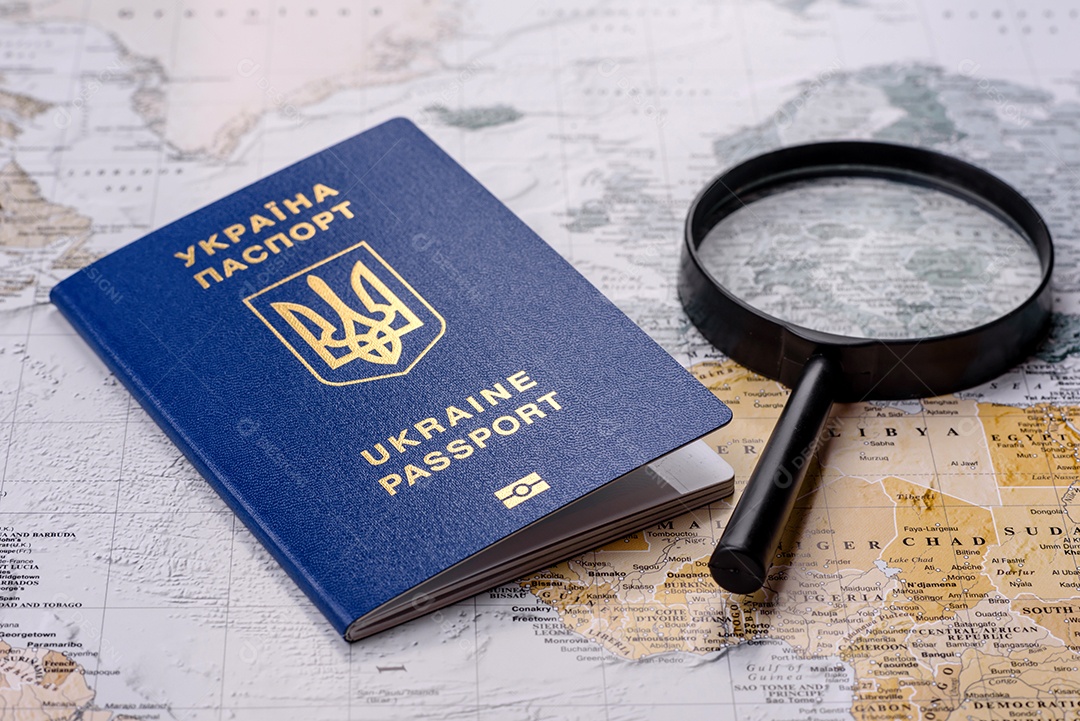 Fundo conceitual para viagens com passaporte, lupa, mapa mundial e dinheiro. Papel de parede para seu projeto