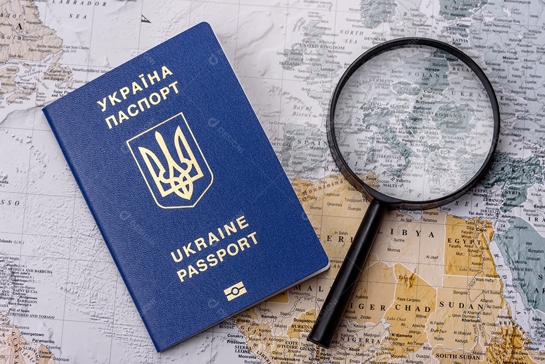 Passaporte lupa sobre uma mesa mapa