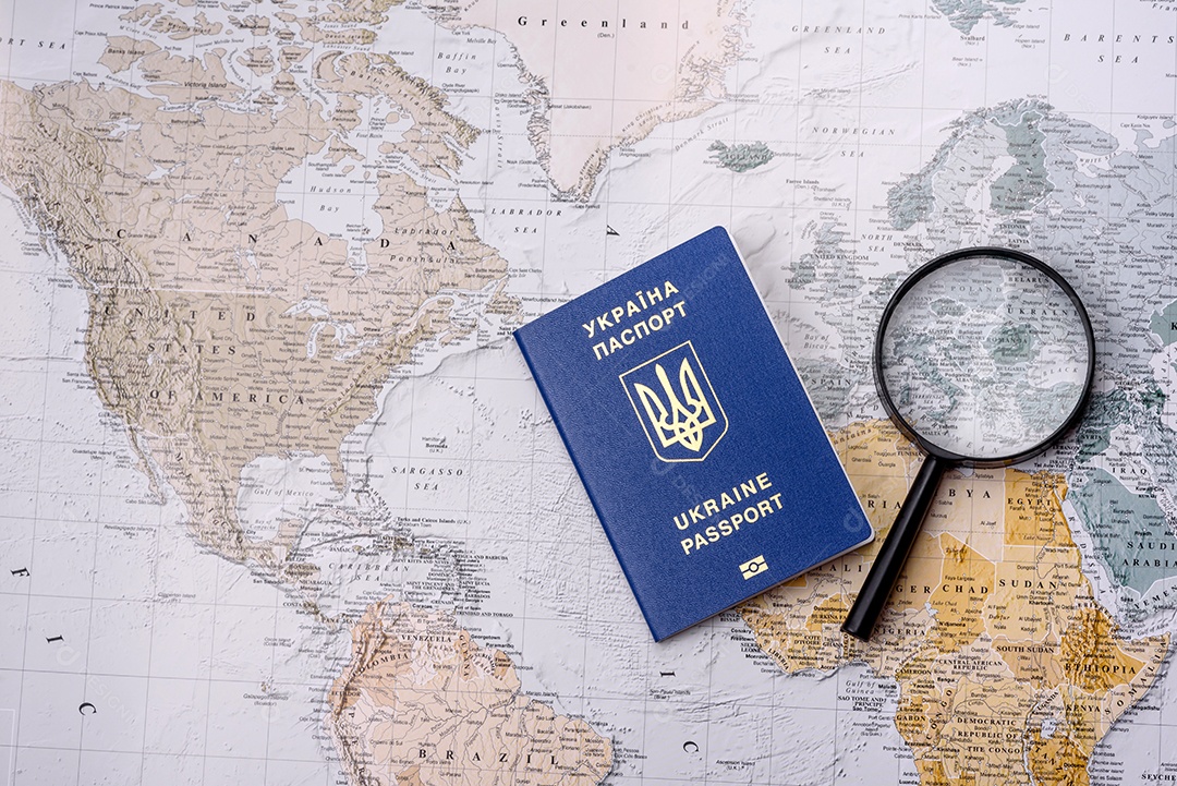 Passaporte lupa sobre uma mesa mapa