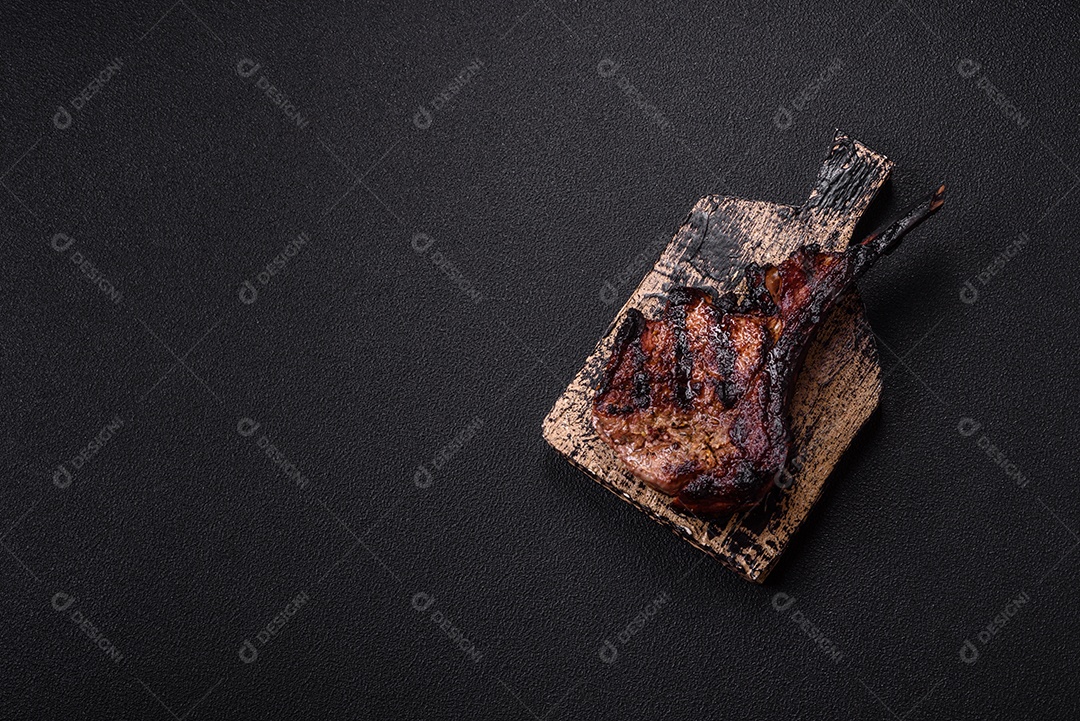 Bife fresco, suculento e delicioso em um fundo escuro. Prato de carne com especiarias e ervas