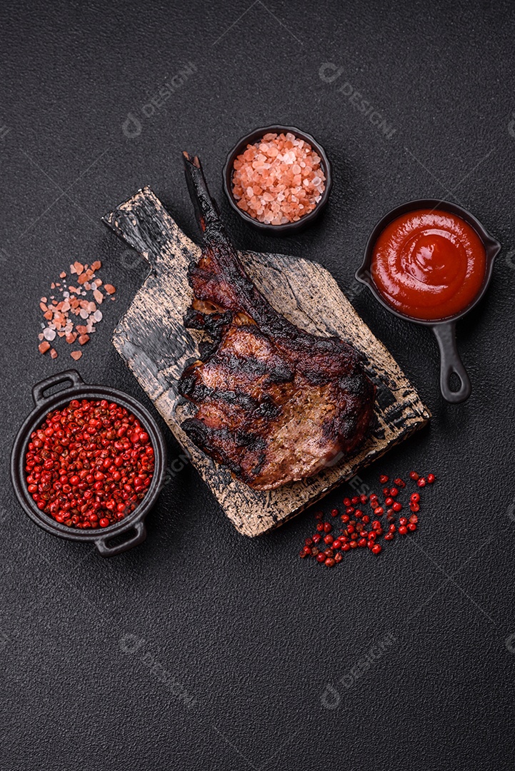 Bife fresco, suculento e delicioso em um fundo escuro. Prato de carne com especiarias e ervas