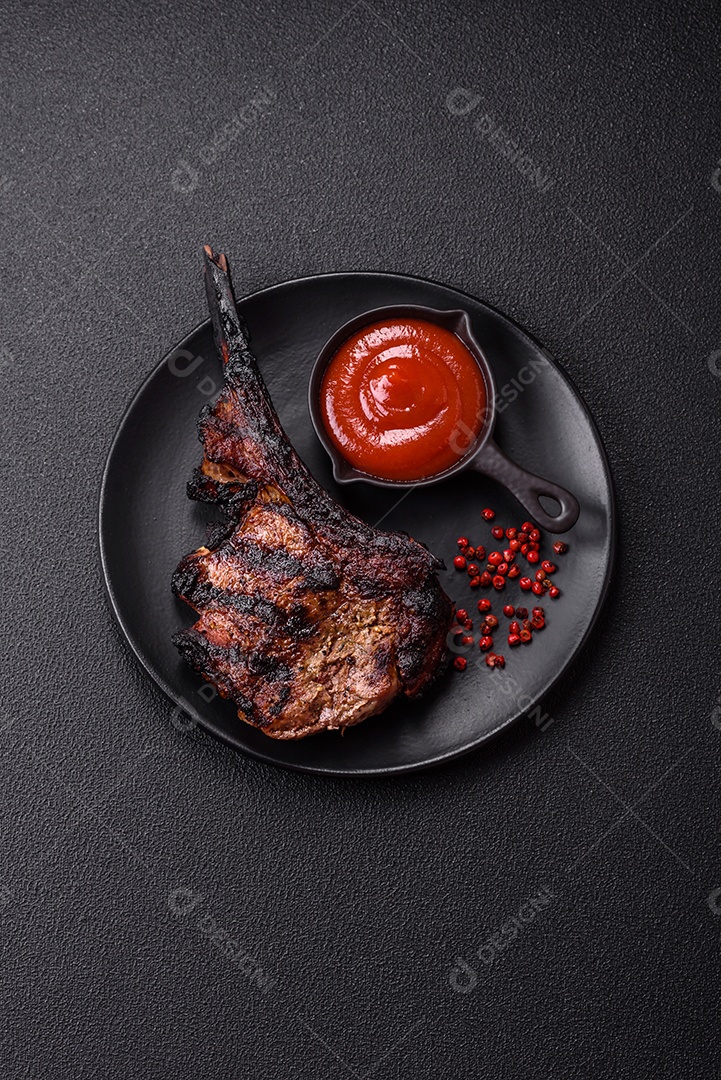 Bife fresco, suculento e delicioso em um fundo escuro. Prato de carne com especiarias e ervas