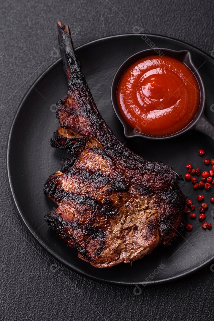 Bife fresco, suculento e delicioso em um fundo escuro. Prato de carne com especiarias e ervas