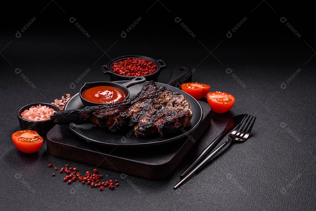 Bife fresco, suculento e delicioso em um fundo escuro. Prato de carne com especiarias e ervas