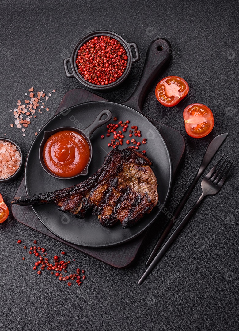 Bife fresco, suculento e delicioso em um fundo escuro. Prato de carne com especiarias e ervas