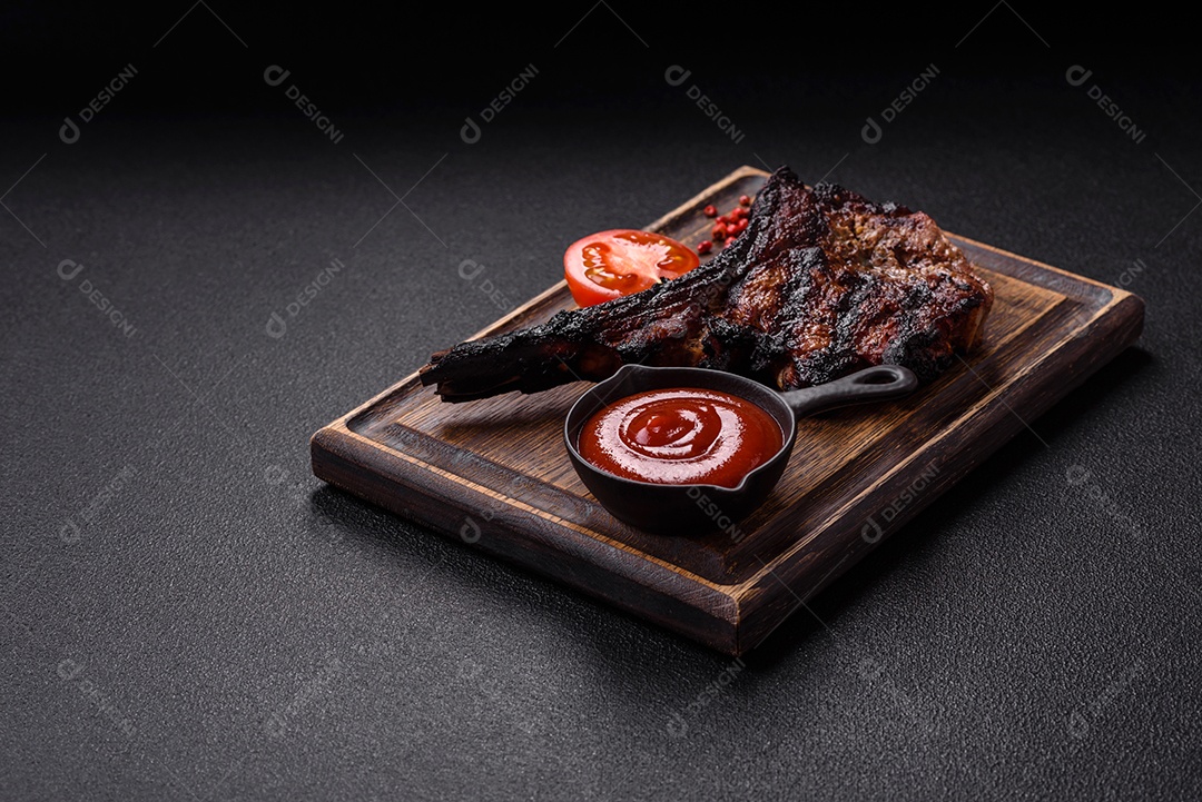 Bife fresco, suculento e delicioso em um fundo escuro. Prato de carne com especiarias e ervas