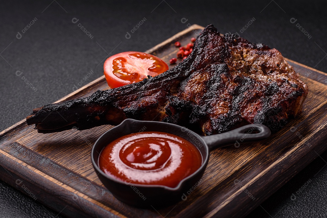 Bife fresco, suculento e delicioso em um fundo escuro. Prato de carne com especiarias e ervas