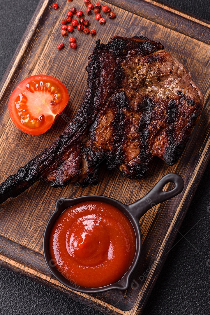 Bife fresco, suculento e delicioso em um fundo escuro. Prato de carne com especiarias e ervas