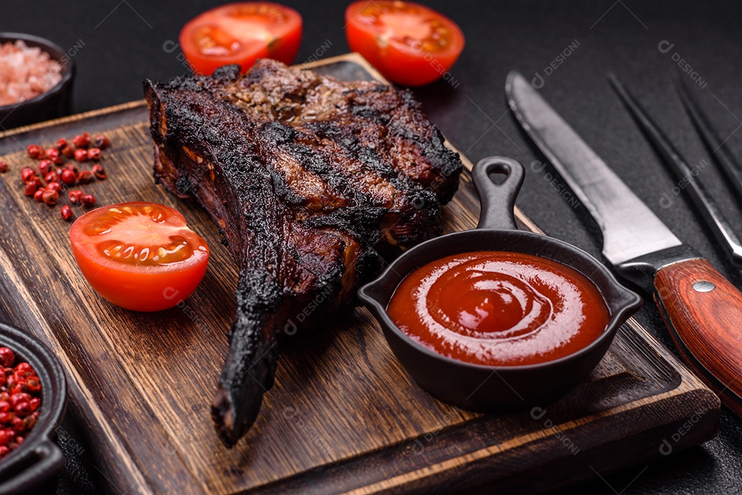 Bife fresco, suculento e delicioso em um fundo escuro. Prato de carne com especiarias e ervas