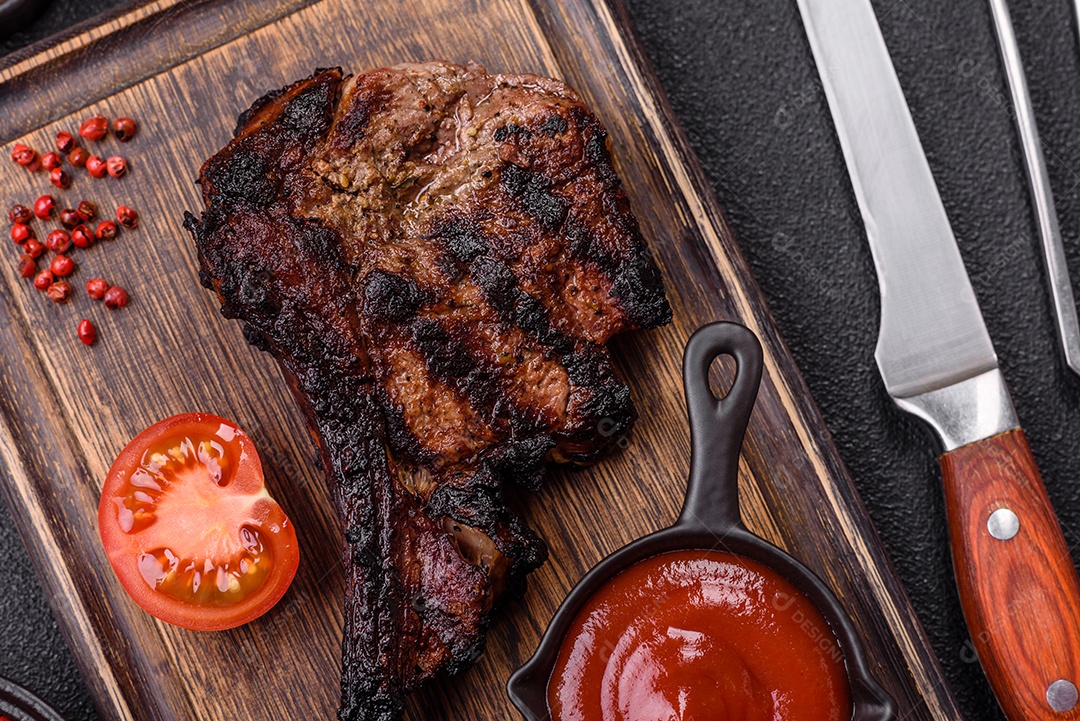Bife fresco, suculento e delicioso em um fundo escuro. Prato de carne com especiarias e ervas
