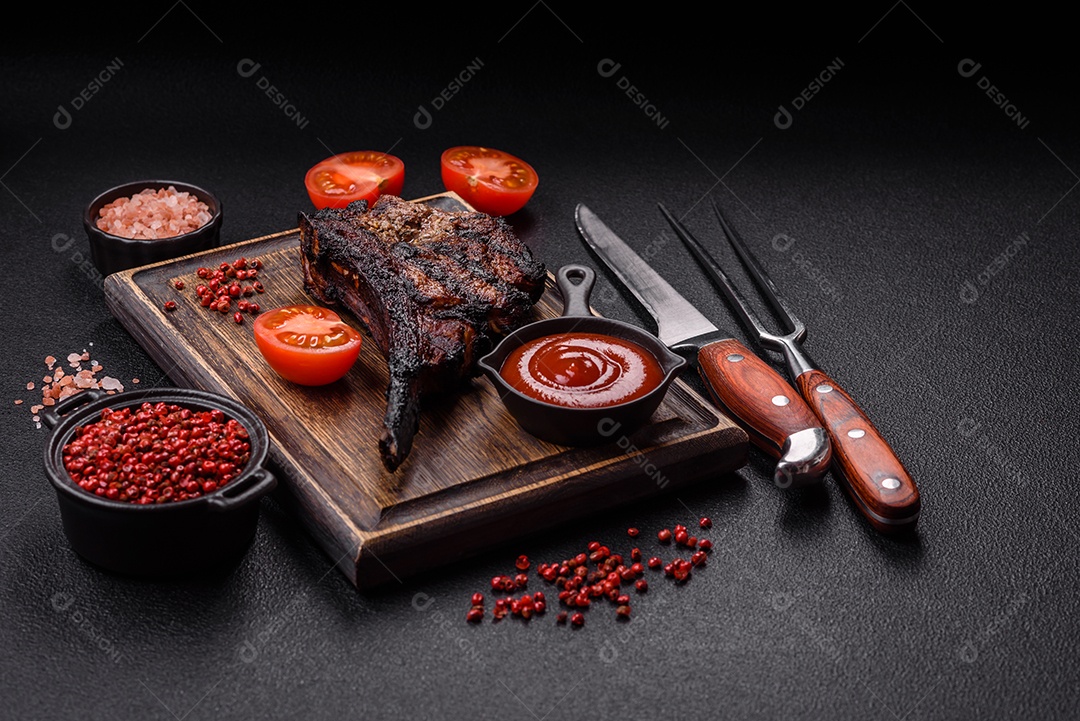 Bife fresco, suculento e delicioso em um fundo escuro. Prato de carne com especiarias e ervas