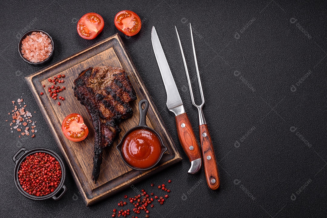 Bife fresco, suculento e delicioso em um fundo escuro. Prato de carne com especiarias e ervas