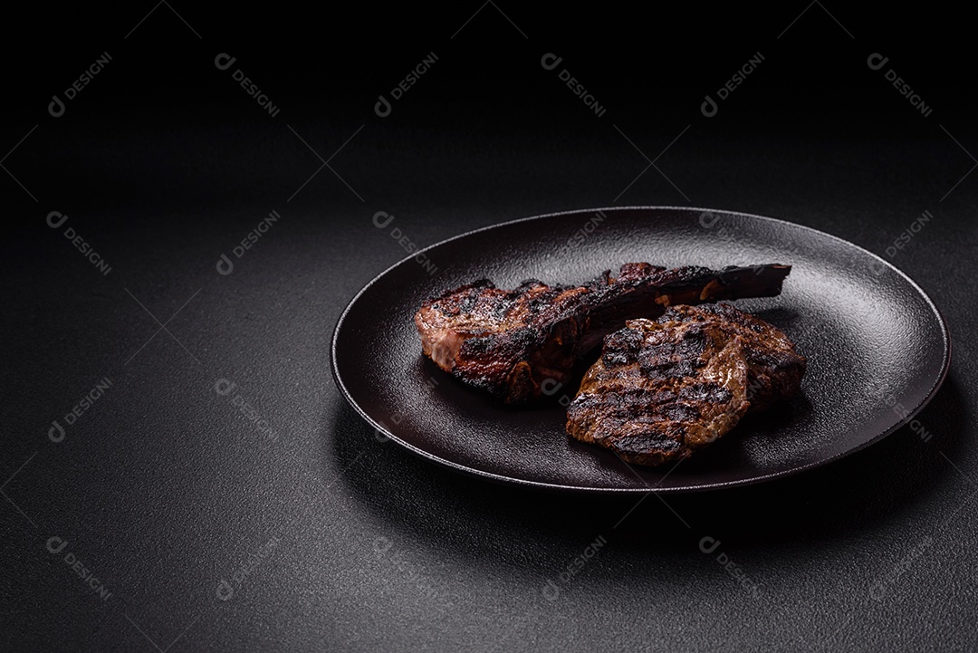 Bife fresco, suculento e delicioso em um fundo escuro. Prato de carne com especiarias e ervas