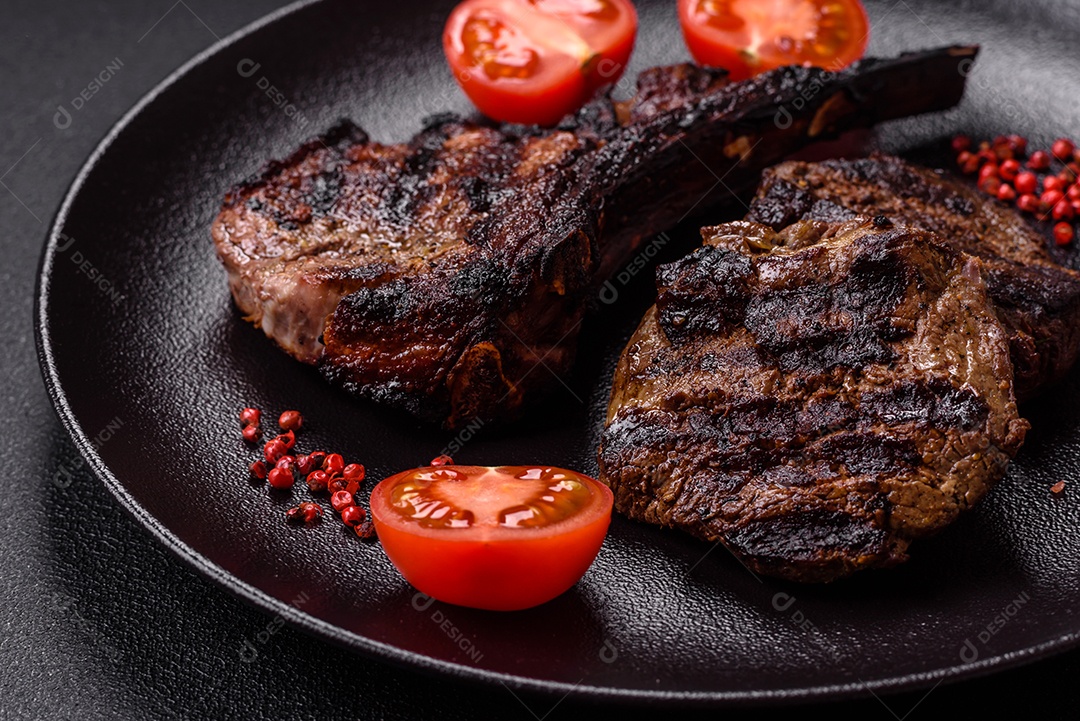 Bife fresco, suculento e delicioso em um fundo escuro. Prato de carne com especiarias e ervas
