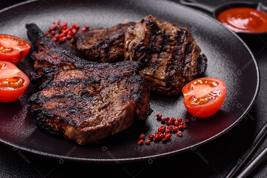 Bife fresco, suculento e delicioso em um fundo escuro. Prato de carne com especiarias e ervas