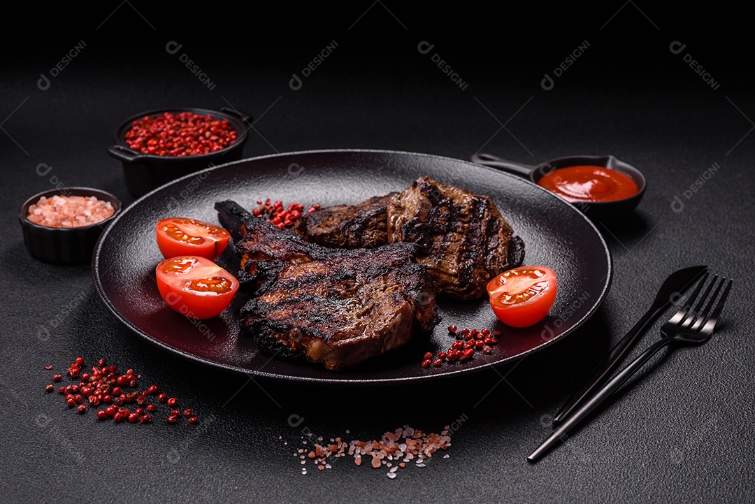 Bife fresco, suculento e delicioso em um fundo escuro. Prato de carne com especiarias e ervas