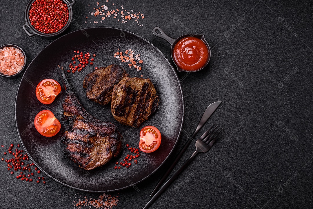 Bife fresco, suculento e delicioso em um fundo escuro. Prato de carne com especiarias e ervas
