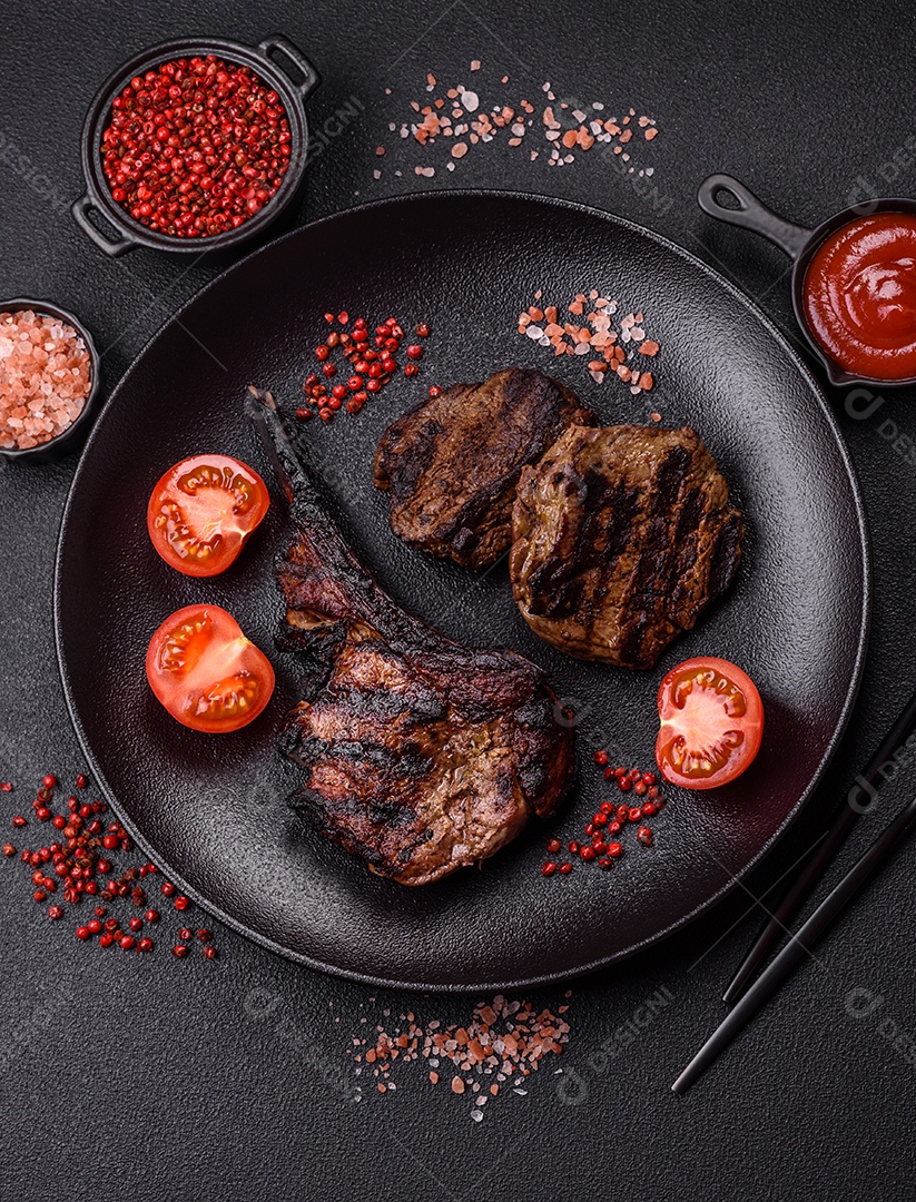 Bife fresco, suculento e delicioso em um fundo escuro. Prato de carne com especiarias e ervas