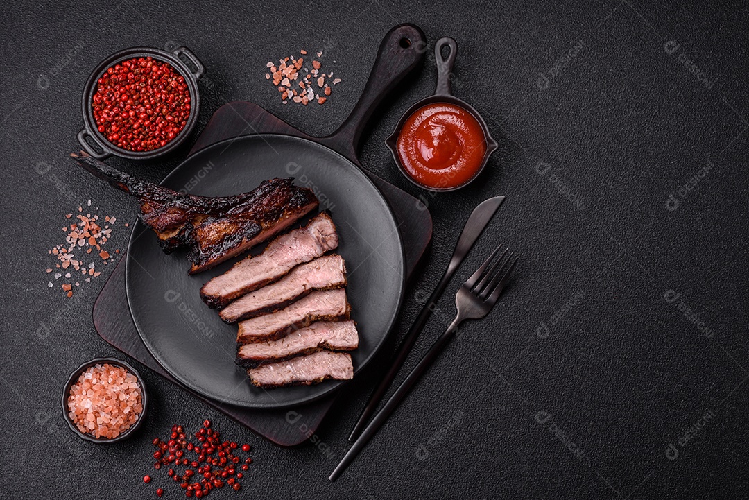 Bife fresco, suculento e delicioso em um fundo escuro. Prato de carne com especiarias e ervas