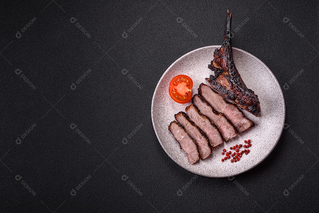 Bife fresco, suculento e delicioso em um fundo escuro. Prato de carne com especiarias e ervas
