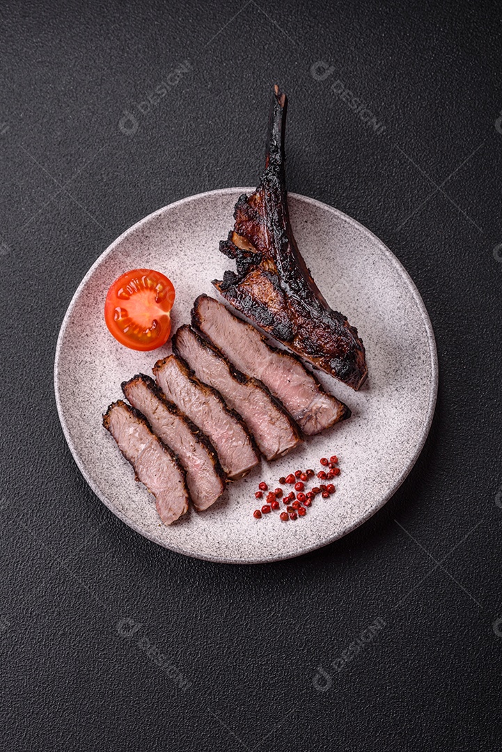 Bife fresco, suculento e delicioso em um fundo escuro. Prato de carne com especiarias e ervas