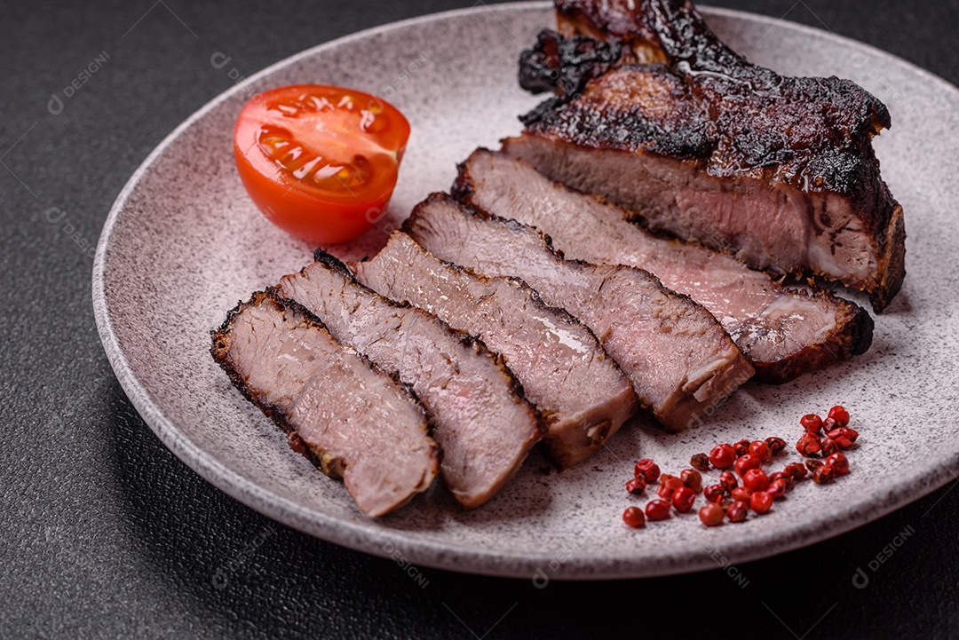Bife fresco, suculento e delicioso em um fundo escuro. Prato de carne com especiarias e ervas