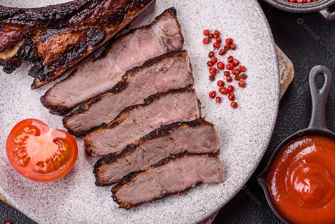 Bife fresco, suculento e delicioso em um fundo escuro. Prato de carne com especiarias e ervas
