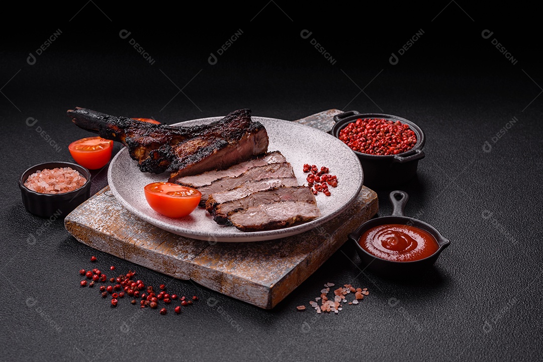 Bife fresco, suculento e delicioso em um fundo escuro. Prato de carne com especiarias e ervas