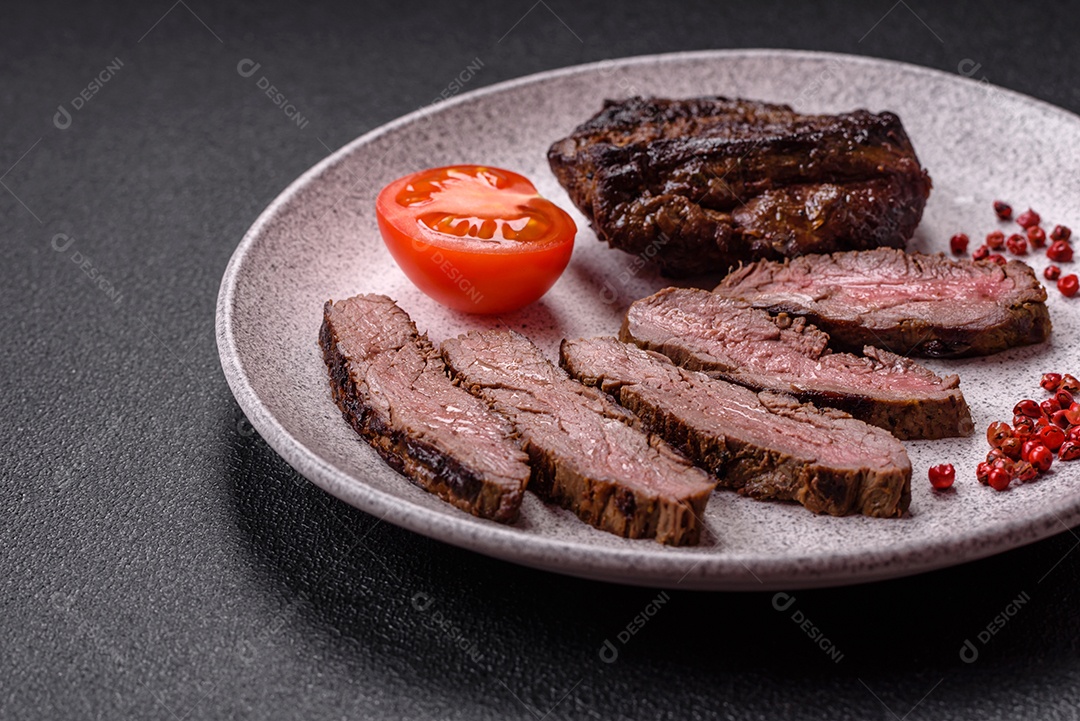 Bife fresco, suculento e delicioso em um fundo escuro. Prato de carne com especiarias e ervas