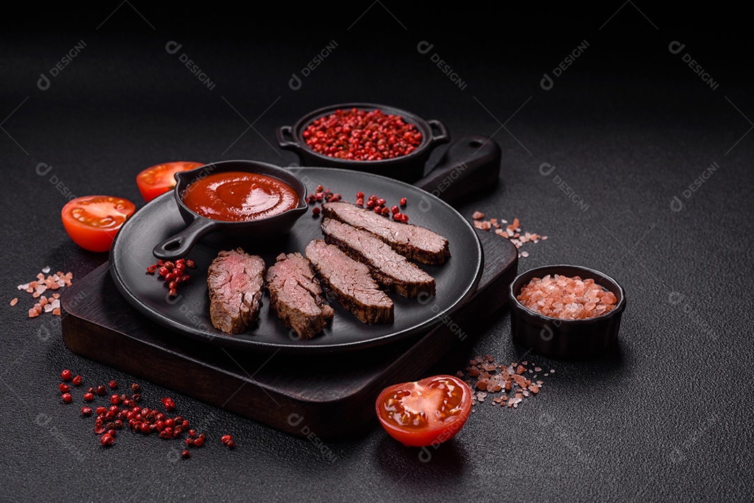 Bife fresco, suculento e delicioso em um fundo escuro. Prato de carne com especiarias e erva