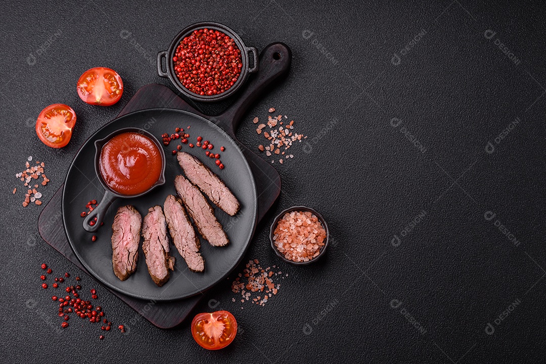 Bife fresco, suculento e delicioso em um fundo escuro. Prato de carne com especiarias e ervas