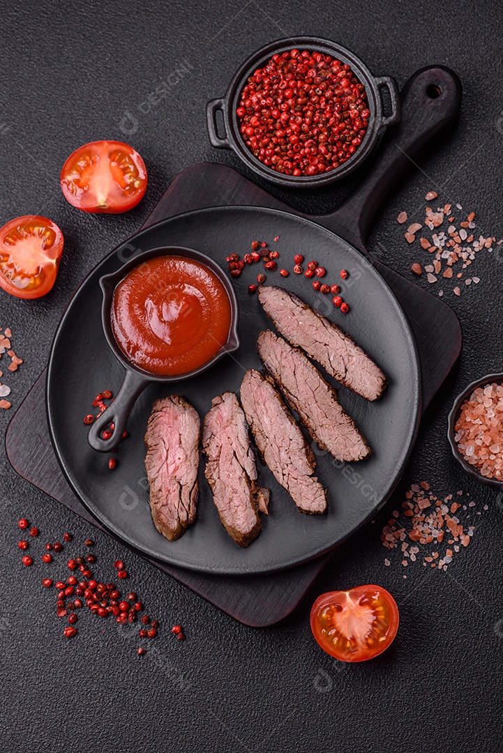 Bife fresco, suculento e delicioso em um fundo escuro. Prato de carne com especiarias e ervas