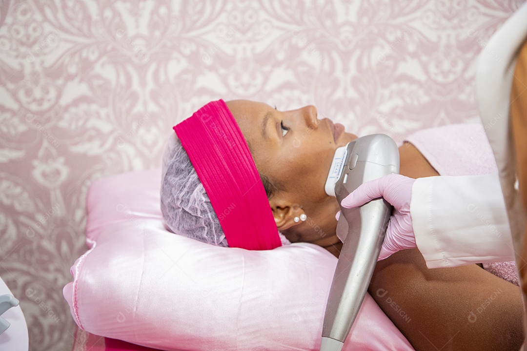 Mulher em clinica estética realizando procedimento