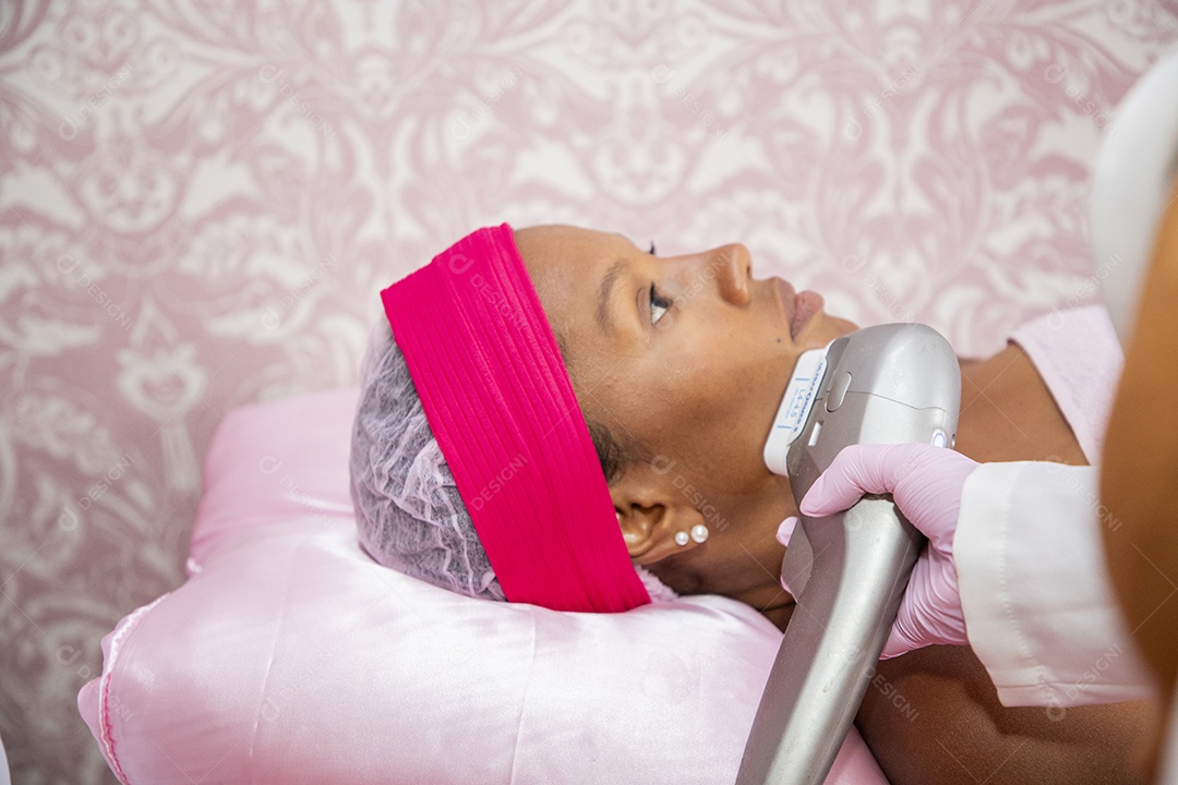 Mulher em clinica estética