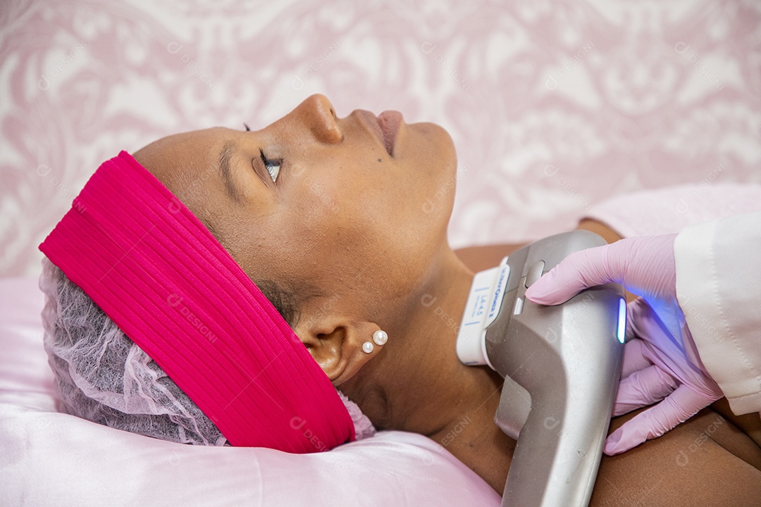 Mulher fazendo tratamento corporal em clinica de estética