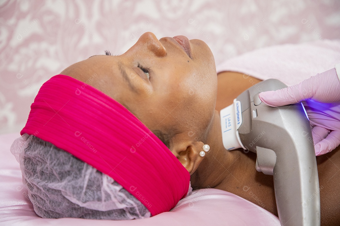 Mulher fazendo procedimento estético corporal