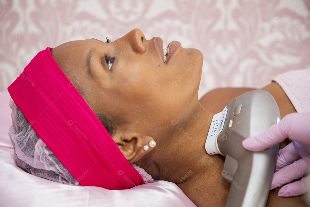 Mulher realizando procedimentos estéticos