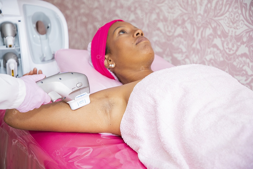 Mulher realizando procedimentos estéticos nas axilas