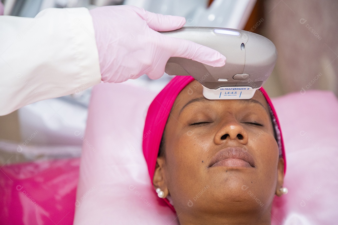 Mulher realizando procedimentos estéticos