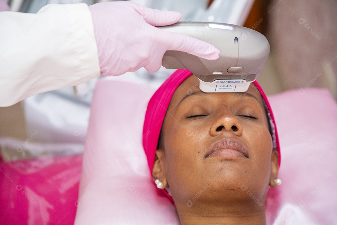 Mulher realizando protocolo estético facial