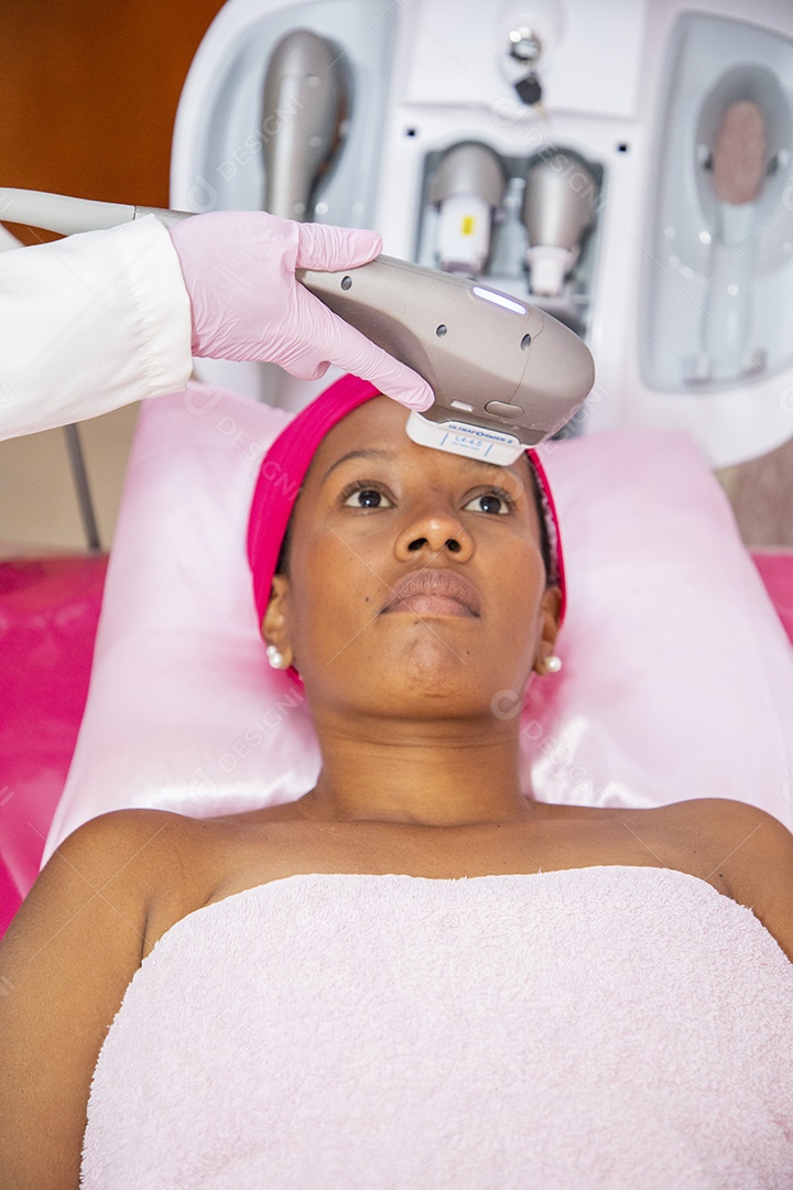 Mulher realizando protocolo estético facial