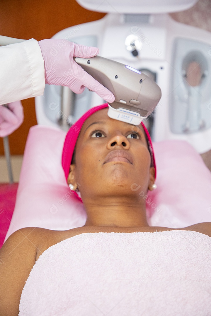 Mulher fazendo tratamento facil em clinica de estética