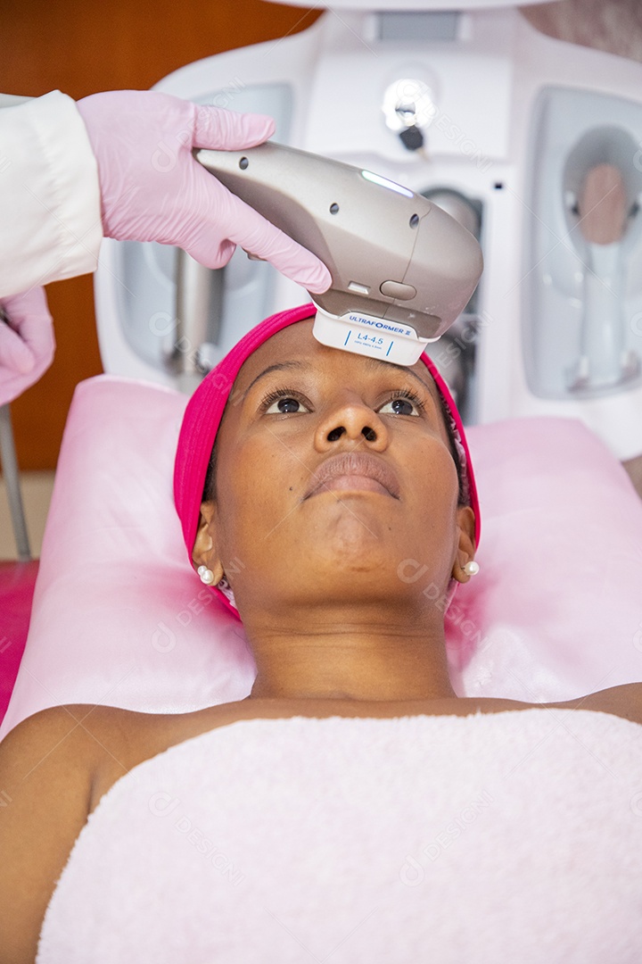 Mulher fazendo tratamento facil em clinica de estética