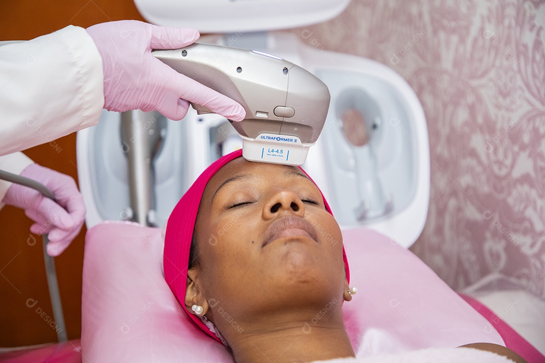 Mulher fazendo procedimento estético